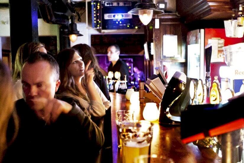 Den_glade_gris_bar
